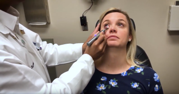 A woman receives BlephEx treatment for Blepharitis.