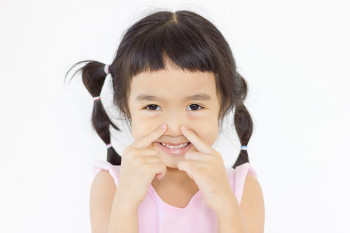 A child has a squeaky eye