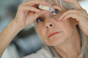 A woman puts the correct eye drops in her eyes.