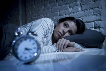 A woman with insomnia and tinnitus can't sleep. Treating tinnitus, noise in ears