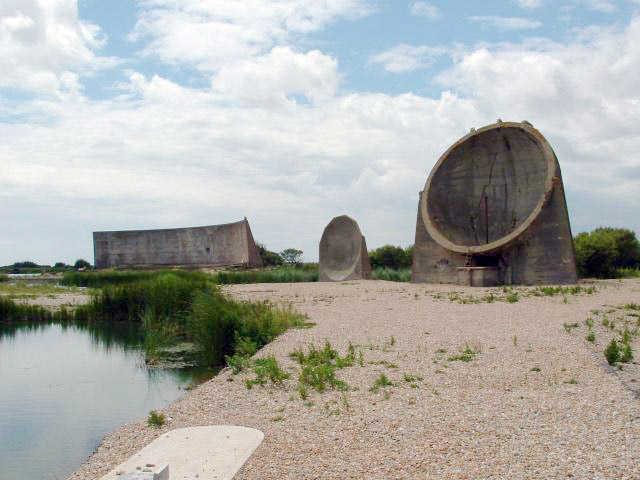 An acoustic mirror